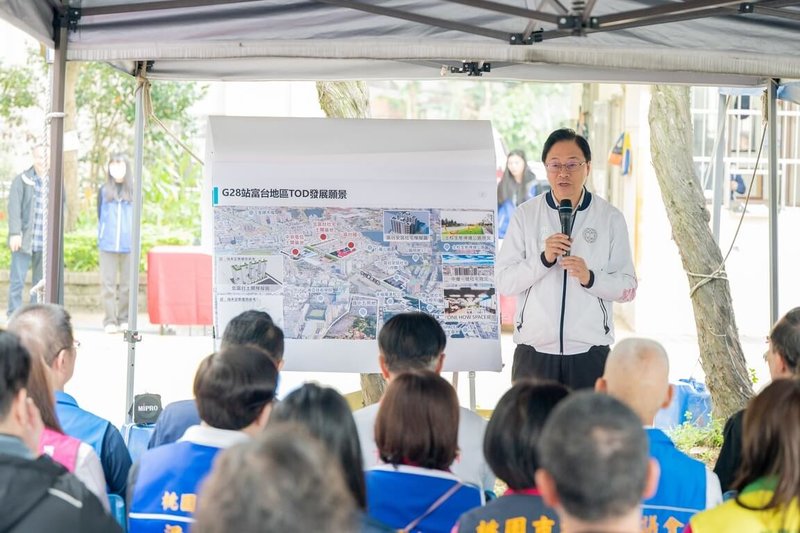 桃園市長張善政(後)11日至捷運綠線延伸中壢段G28站現勘,並針對富台地區土地開發及富台國小遷校評估可行方案。(桃園市政府提供)中央社記者葉臻傳真 114年3月11日