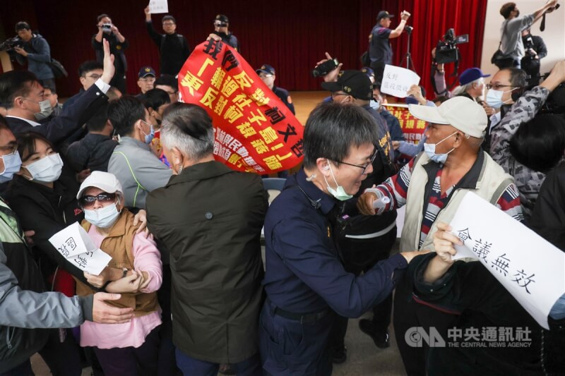 台北市政府11日上午舉行社子島地區區段徵收事業計畫公聽會（第一場次），反對區段徵收的社子島自救會成員前往抗議，會議一度受影響中斷。中央社記者趙世勳攝 114年3月11日