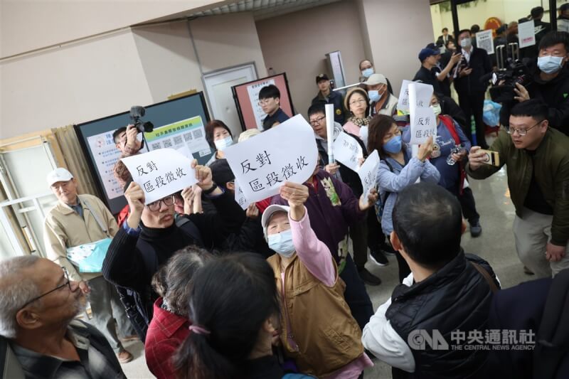 社子島自救會成員高舉標語表示反對區段徵收。中央社記者趙世勳攝 114年3月11日