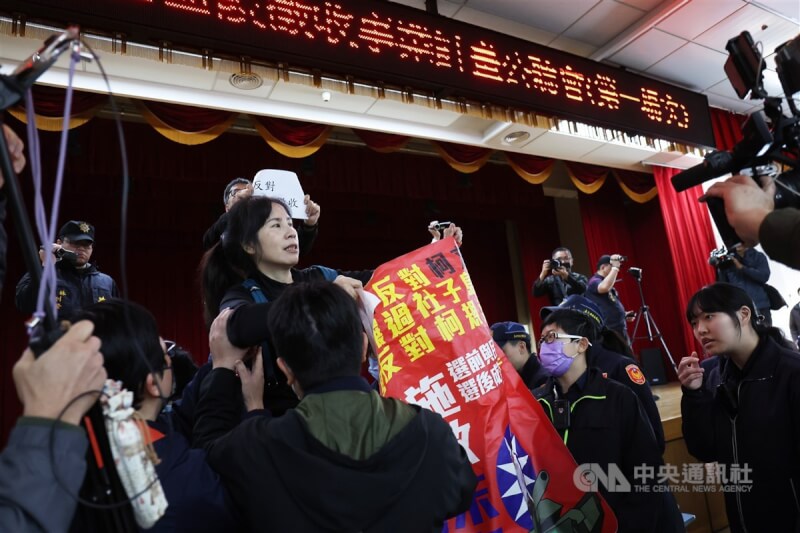社子島自救會發言人李華萍(前左,持紅布條者)與其他成員在現場高喊口號,並與警方爆發推擠衝突。中央社記者趙世勳攝 114年3月11日