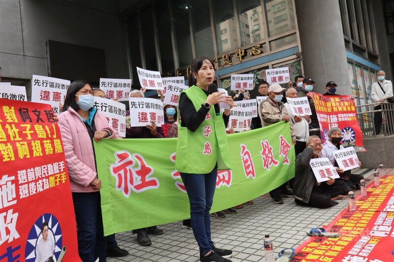 台北市政府11日上午舉行「社子島地區區段徵收事業計畫公聽會」,反對區段徵收的社子島自救會成員一早前往士林區公所大門前表達訴求。圖為自救會發言人李華萍(前中)說明立場。中央社記者趙世勳攝 114年3月11日