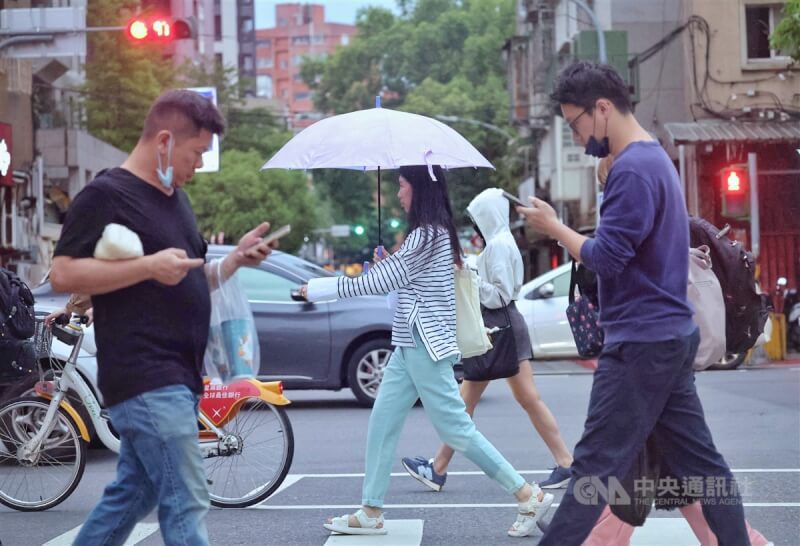 氣象署表示，北東部因水氣略增有零星短暫雨，中南部高溫可達30度。圖為飄著細雨的台北內湖科技園區街頭。（中央社檔案照片）