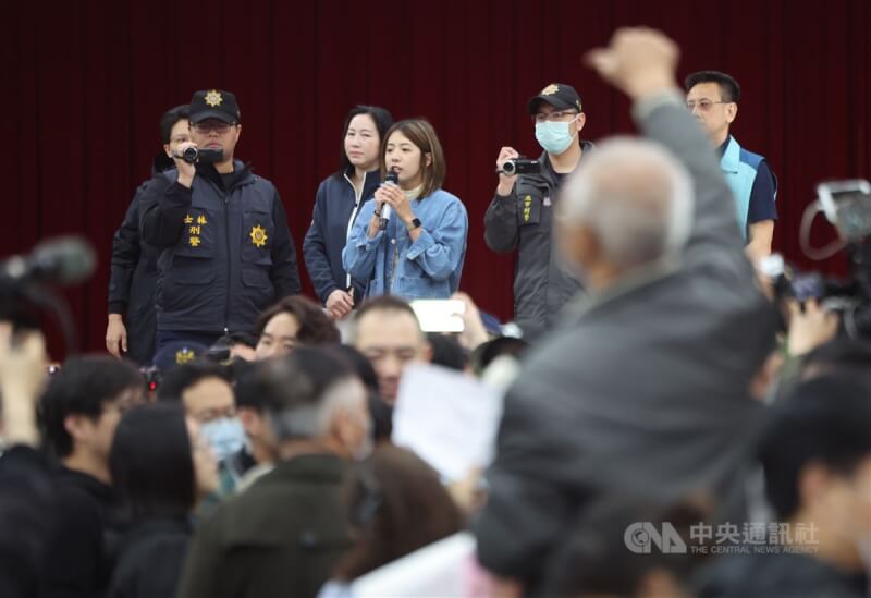 民眾黨市議員黃瀞瑩(持麥克風者)上台致詞時,遭社子島自救會抗議民眾比倒讚,高喊下台。中央社記者趙世勳攝 114年3月11日