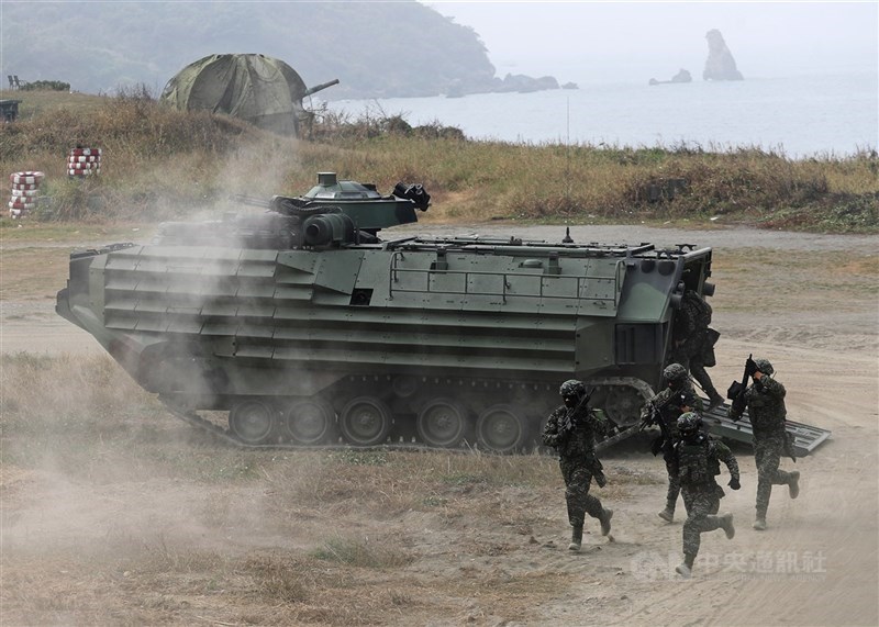 國軍17日起將進行為期5天的立即備戰操演,各部隊將會進行實兵操演。圖為海軍陸戰隊進行實戰化操演。(中央社檔案照片)
