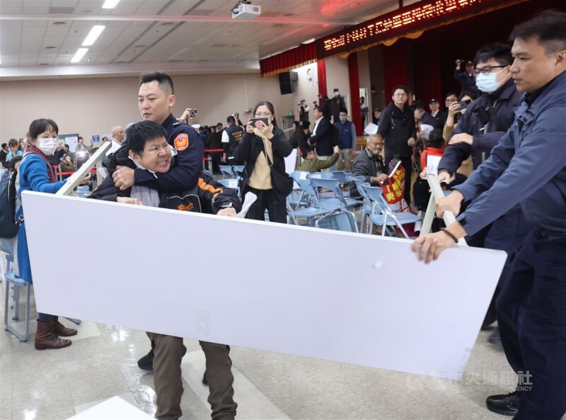 反對區段徵收開發的社子島自救會成員衝進會場並與警方肢體衝突,現場桌椅遭掀翻。中央社記者趙世勳攝 114年3月11日