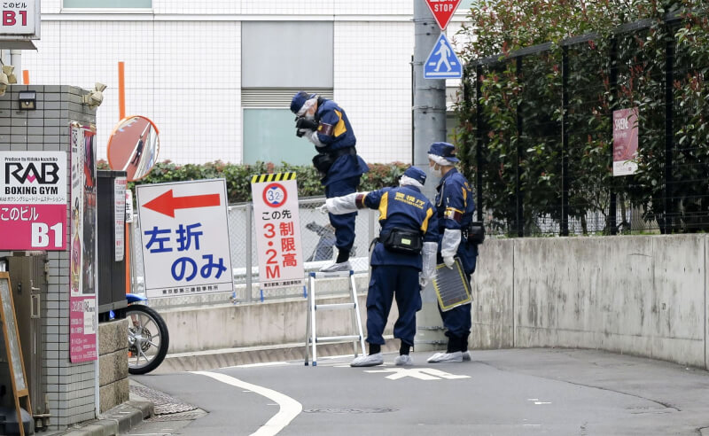 日本東京都新宿區街頭11日發生持刀攻擊事件，一名年輕女性身亡，凶嫌被當場逮捕。圖為警方抵達現場展開調查。（共同社）