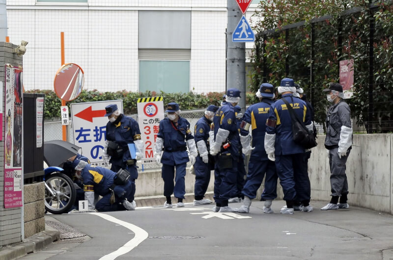 日本東京都新宿區街頭11日發生持刀攻擊事件，1名20多歲女子被刺後不治。圖為警方抵達現場展開調查。（共同社）