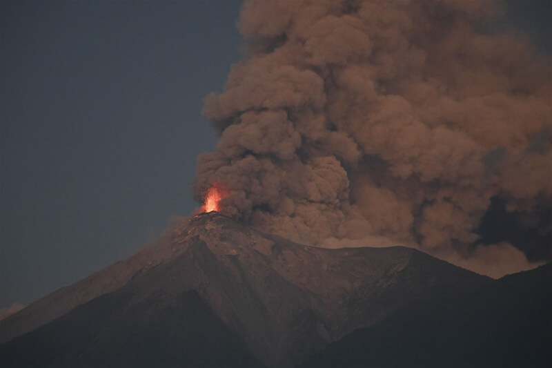 中美洲最活躍火山「火峰」爆發，瓜地馬拉有關當局10日撤離約1000名居民。（法新社）