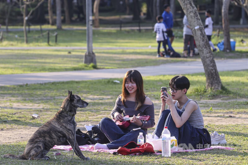 圖為台北市大安森林公園11日午後有民眾趁天氣晴朗，外出野餐享受陽光。中央社記者鄭清元攝 114年3月11日