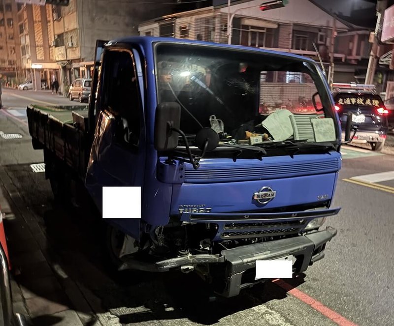 張姓男子10日晚間駕駛小貨車，行經台中西區1處路口，撞上對向2輛車後棄車逃逸，警方11日將他拘提到案，他稱因無照駕駛才心虛離開現場。（民眾提供）中央社記者蘇木春傳真  114年3月11日