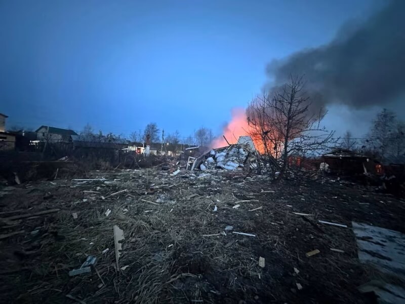 俄羅斯莫斯科11日遭烏克蘭無人機襲擊，一棟住宅起火。（莫斯科州州長 via Telegram/Handout 路透社）