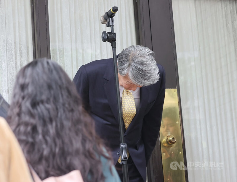 立法院11日起處理114年度中央政府總預算、財劃法修法覆議案。經濟部長郭智輝(後右)會前受訪再度為失言鞠躬道歉。中央社記者郭日曉攝 114年3月11日
