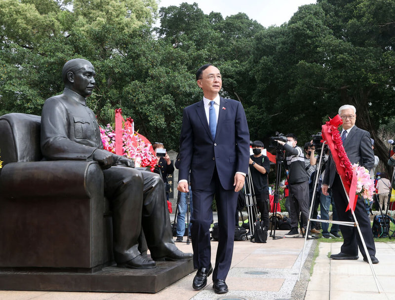 國父孫中山逝世100週年,國民黨主席朱立倫(前中)12日上午率領黨公職人員到國父紀念館中山文化園區中山碑林,向孫中山銅像獻花。中央社記者郭日曉攝 114年3月12日