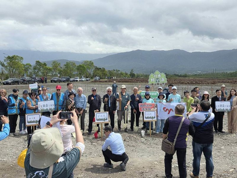 國產署12日攜手中興大學及元杉森林「企業創森大聯盟」等企業在台東縣池上鄉種樹苗，預計71.98公頃國有土地將種植約13萬棵樹。（民眾提供）中央社記者盧太城台東傳真  114年3月12日