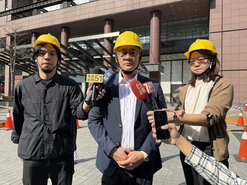 台中新光三越氣爆後至今停業，對於何時提出復工及復業計畫，公關協理張家齊（中）12日受訪指出，在完成外牆附掛物搶險搶災、私人物品及廠商取貨等部分後，再提升本身安全程度，才會進入復工復業階段，會積極加速復工復業安全計畫的遞交。（業者提供）中央社記者郝雪卿傳真  114年3月12日