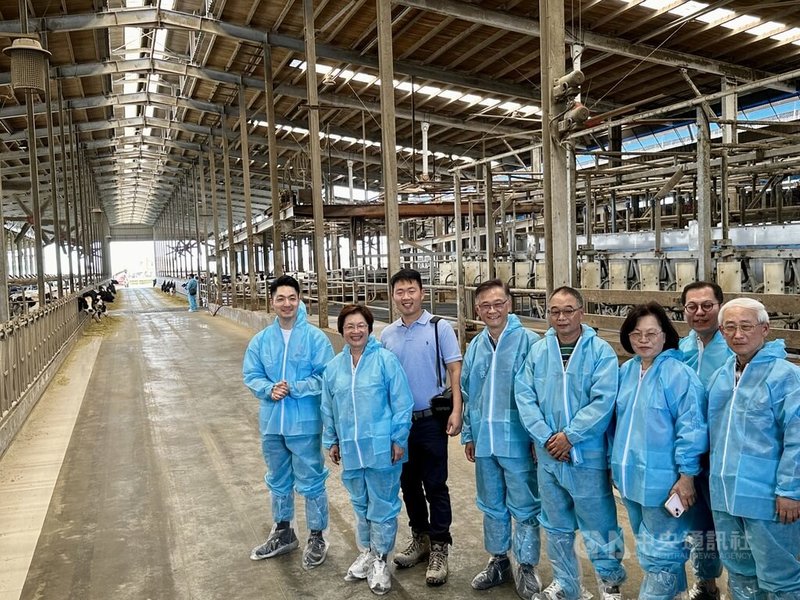 台北市長蔣萬安(左)12日率領市府團隊參訪彰化縣福興鄉豪泉乳牛畜牧場二場,彰化縣長王惠美(左2)親自接待。中央社記者鄭維真攝 114年3月12日