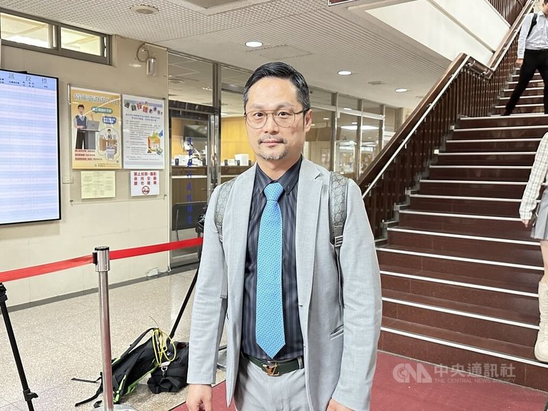 前民眾黨立委吳欣盈產子後委託超基因生技公司儲存臍帶血等引發糾紛,吳欣盈提告請求返還臍帶血等原物及幹細胞,12日由委任律師王志超(圖)赴台北地方法院出庭。中央社記者劉世怡攝 114年3月12日