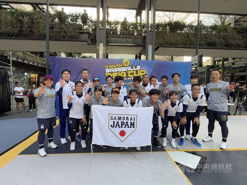 U18亞洲盃5人制棒球賽台灣隊12日擊敗日本隊，累計4戰全勝。賽後合影時，日本隊有男選手哭得傷心，站在一旁的台灣選手鐘家樂（後右6）暖心搭肩安慰。中央社記者謝靜雯攝  114年3月12日