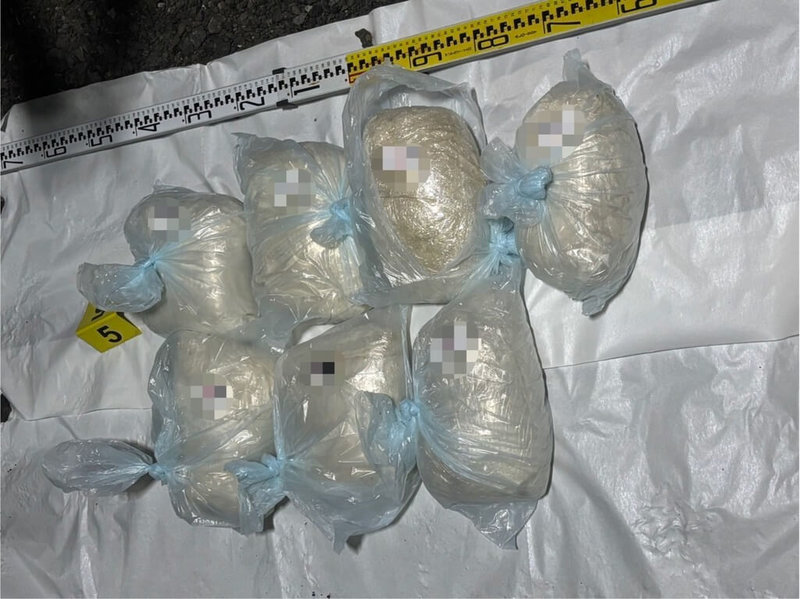 高雄港務警察總隊日前成立專案小組,查緝屏東縣枋山鄉一處貨櫃屋,破獲以30歲蕭姓男子為首的製毒集團,並查扣超過20公斤製毒先驅原料及1批製毒器具等證物。(高雄港務警察總隊提供)中央社記者張已亷傳真 114年3月12日