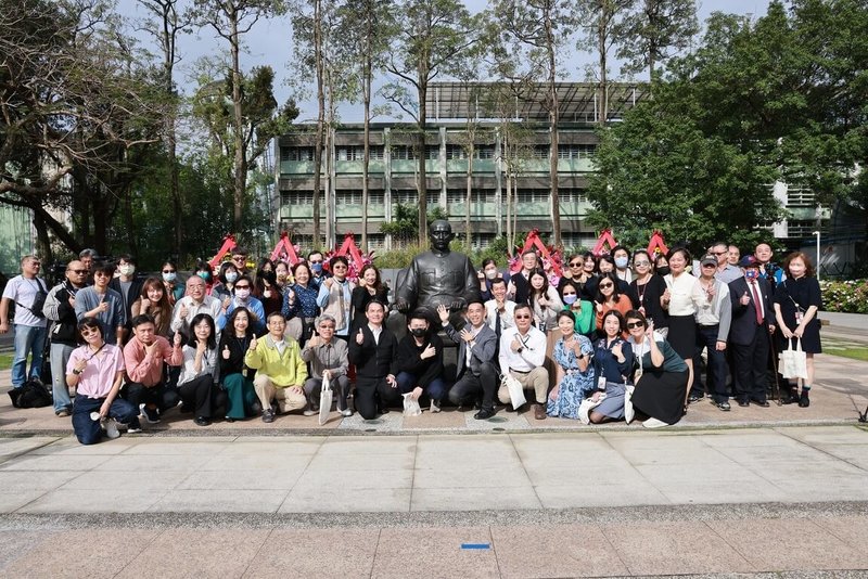 適逢國父孫中山逝世100週年，國立國父紀念館12日上午舉辦紀念活動，館長王蘭生（前右5）率領眾人一同向國父銅像行禮致敬並合影。（國父紀念館提供）中央社記者趙靜瑜傳真  114年3月12日