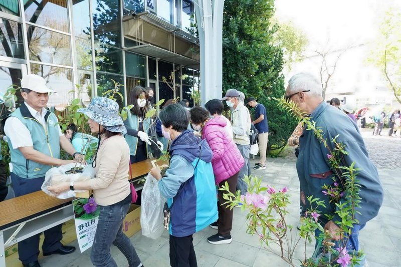 農業部林業及自然保育署南投分署12日辦理捐發票換樹苗活動，吸引許多民眾熱情參與。（林業及自然保育署南投分署提供）中央社記者蕭博陽南投縣傳真  114年3月12日