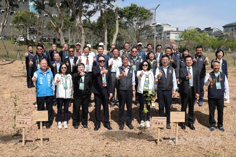 農業部與聯合大學12日在聯大八甲校區舉辦114年中央聯合植樹活動，共織生態綠網，促進環境永續。中央社記者管瑞平攝  114年3月12日