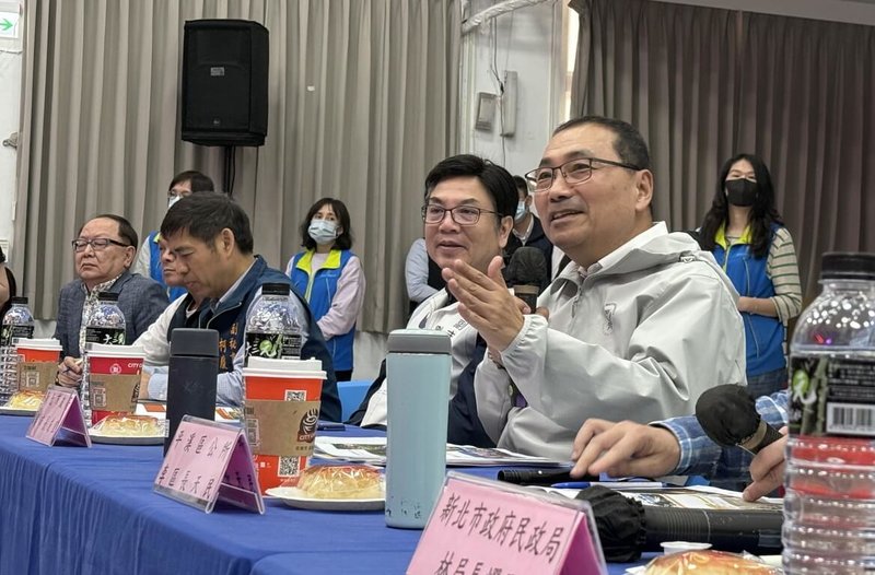 新北市長侯友宜(前右)、副市長劉和然(前右2)12日下午率隊前往平溪區出席行動治理座談會,說明市府政策方向,並回應里長所提問題。(新北市民政局提供)中央社記者黃旭昇新北市傳真 114年3月12日
