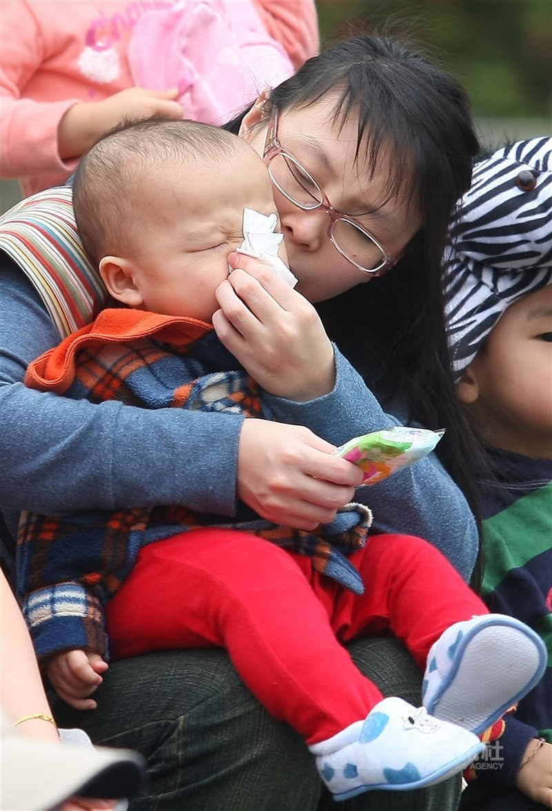 中醫推兒童過敏性鼻炎照護試辦計畫因效果不如預期停辦。中醫師全聯會表示，可能是因小朋友不見得願意長期吃中藥，將重新評估；有中醫師建議，應簡化文書程序。（中央社檔案照片）