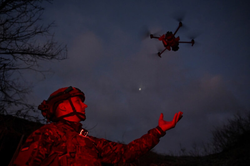 烏克蘭軍人去年底發射一台無人機至俄羅斯進攻的前線陣地上空。（路透社）