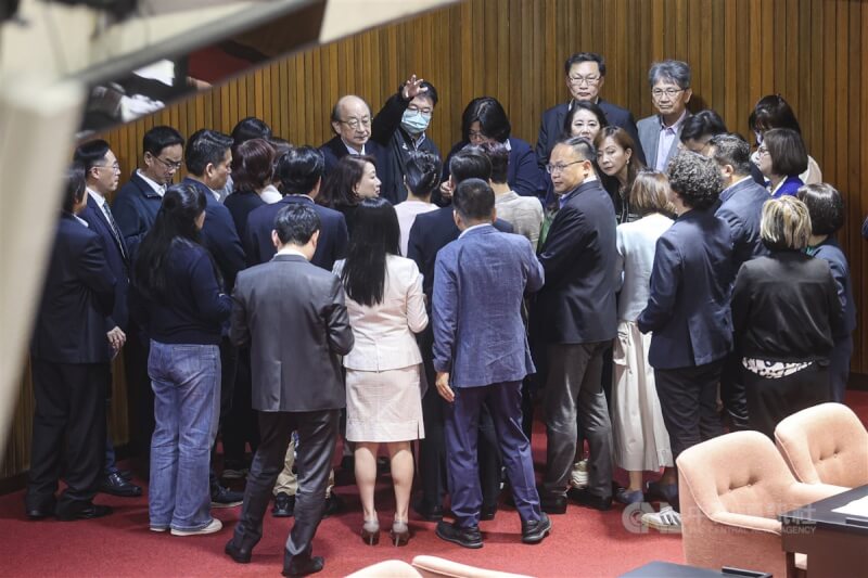 立法院會12日下午進行總預算、財劃法修法覆議案記名投票表決，民進黨立委投票前在議場邊齊聚開會討論。中央社記者鄭清元攝 114年3月12日