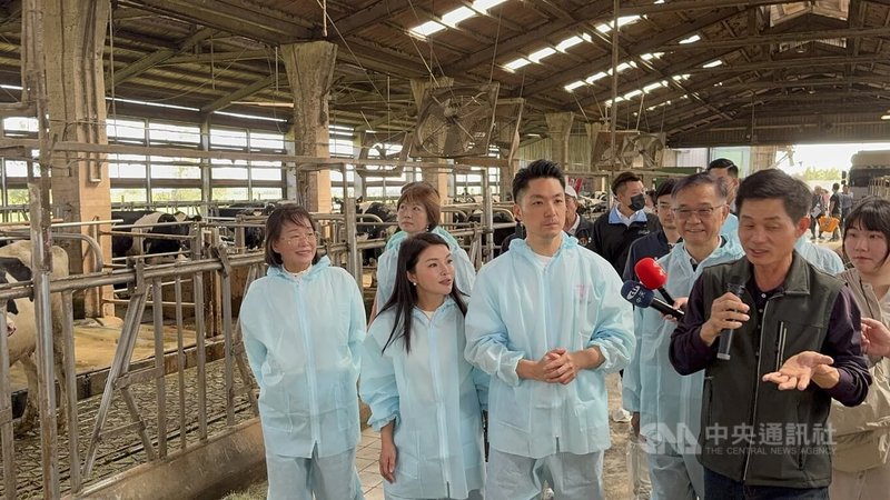台北市政府將自籌經費續辦「生生喝鮮乳」政策,市長蔣萬安(前左3)12日在國民黨立委張嘉郡(前左2)等人陪同下到雲林忠美牧場考察,了解乳牛飼養環境、乳品抽驗等環節,並與在地酪農座談。 中央社記者姜宜菁攝 114年3月12日