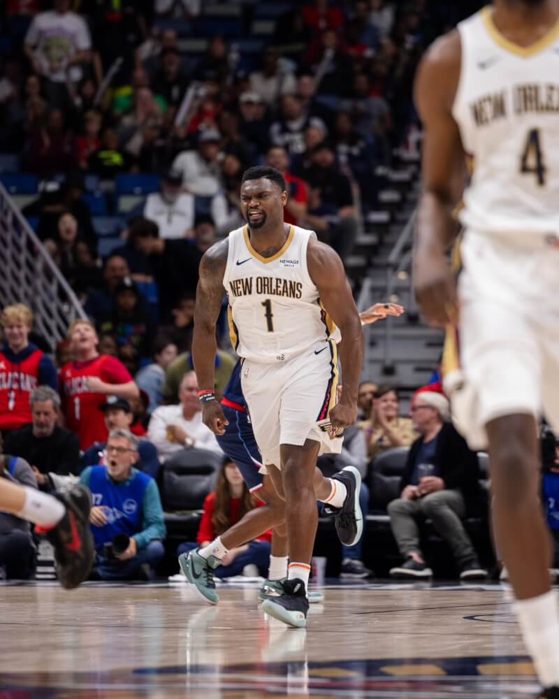 NBA紐奧良鵜鶘球星威廉森(中)在12日對上洛杉磯快艇的比賽中,繳出大三元。(圖取自x.com/PelicansNBA)