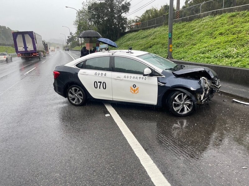 台中市政府警察局東勢分局13日中午從桃園機場押解嫌犯回程時，在國道1號苗栗路段遇上強降雨，警車打滑不慎撞上護欄，造成車頭毀損，員警及嫌犯等2人輕傷無大礙。（民眾提供）中央社記者郝雪卿傳真  114年3月13日