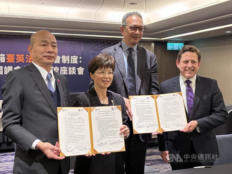 台灣民主基金會13日與西敏寺民主基金會簽署「智慧國會」合作聲明，由台灣民主基金會執行長廖達琪（左2）和WFD執行長史密斯（Anthomy Smith）（左3）代表簽署，台灣民主基金會董事長韓國瑜（左1）以及WFD董事漢姆斯（Duncan Hames）（左4）擔任見證人。中央社記者楊堯茹攝  114年3月13日