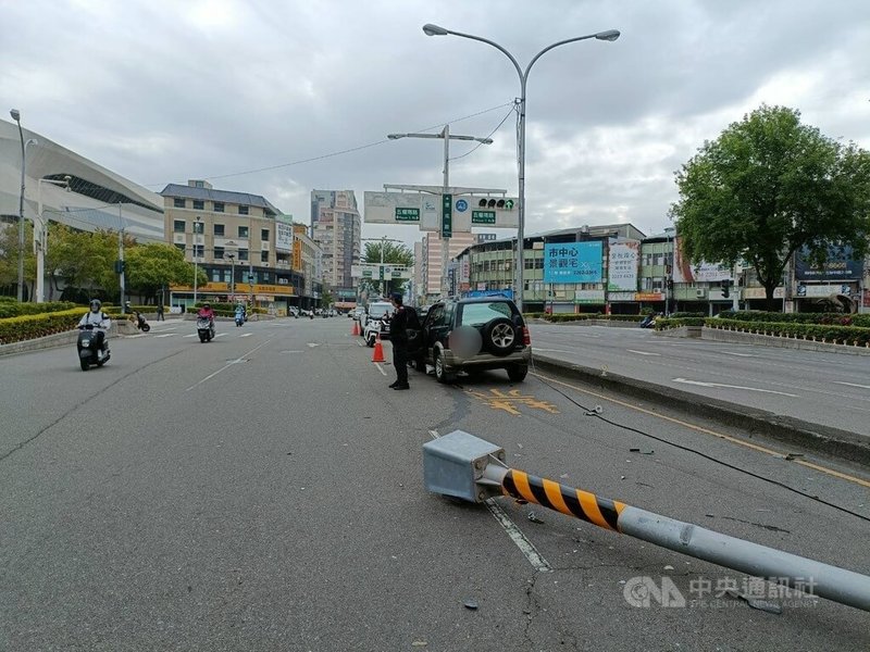 黃姓男子13日酒後開車行經台中南區一處路口時，失控逆向撞斷2支路燈燈桿，接著再撞對向一輛自小客車，警方獲報到場實施酒測，發現黃男數值超標，將依公共危險罪嫌送辦。（翻攝照片）中央社記者蘇木春傳真 114年3月13日