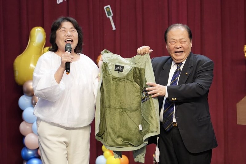 澎湖縣長陳光復(右)13日在交通安全導護志工增能研習活動中,特別致贈每名導護志工一件防寒外套,保障執勤安全,也期盼有更多人一起加入導護志工行列。(澎湖縣政府提供)中央社 114年3月13日