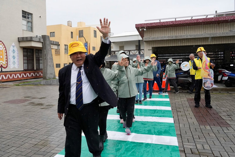 澎湖冬天東北季風冷冽,縣長陳光復(前)指出,交通安全導護志工往往在寒流低溫下執勤,守護學童上下學的安全,倍加辛勞,縣府今年特別購置值勤的禦寒外套,致贈給每名導護志工。(澎湖縣政府提供)中央社 114年3月13日