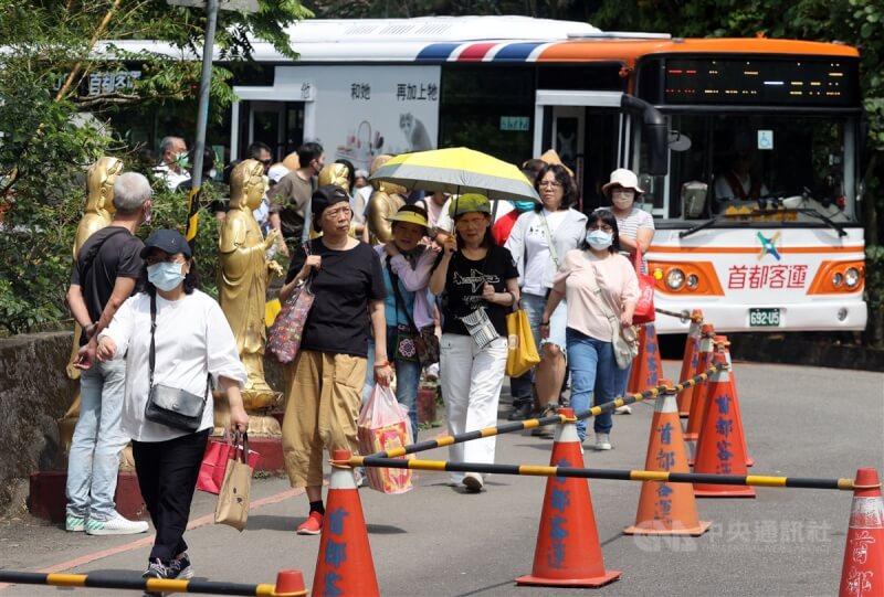 圖為台北市富德公墓周邊民眾搭乘掃墓專車入園。（中央社檔案照片）