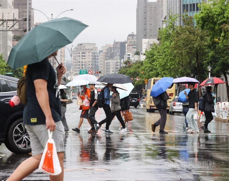 中央氣象署13日表示,受鋒面影響,易有短延時強降雨,雲林以北、南投地區、嘉義山區及澎湖有局部大雨發生的機率,民眾外出應隨身攜帶雨具。圖為台北市白天天氣不穩定,外出民眾撐傘擋雨。中央社記者謝佳璋攝 114年3月13日