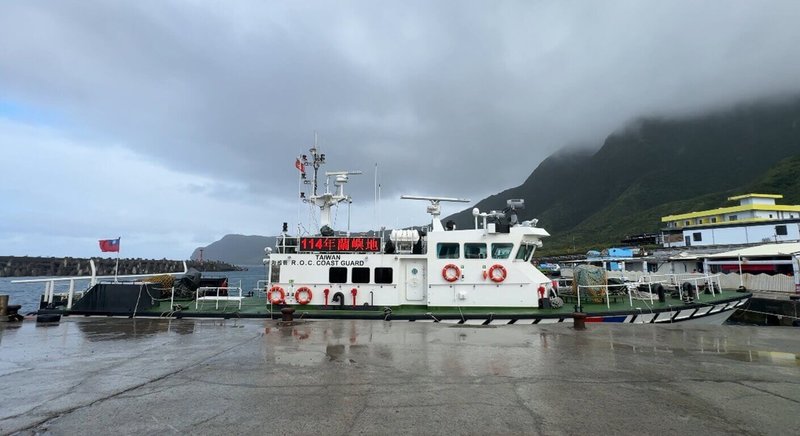 春節過後，蘭嶼島的飛魚季陸續登場，蘭嶼沿岸3浬海域內禁止動力船隻進入干擾，海巡署東部分署投入新造100噸級巡防艇，並首度搭配多功能艇進駐開元港執行近岸巡查工作。（海巡署提供）中央社記者盧太城台東傳真  114年3月13日