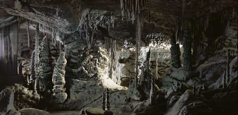 德國藝術家托瑪斯.德曼(Thomas Demand)2006年完成的作品「石窟」,場景由36噸硬紙板製作而成,是德曼作品中唯一被留存下來的模型,現陳列於米蘭Prada基金會。(德曼、北美館提供)中央社記者王寶兒傳真 114年3月13日