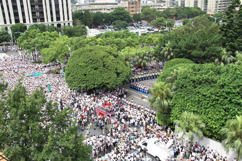 2013年爆發洪仲丘命案，上萬民眾包圍國防部抗議。（中央社檔案照片）