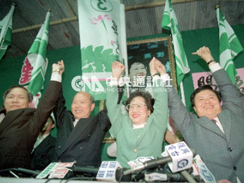 桃園縣長補選,民進黨主席許信良(左2)在得知呂秀蓮(中)篤定當選後,和助選幹部在競選總部歡呼。中央社記者鄭傑文攝 86年3月15日