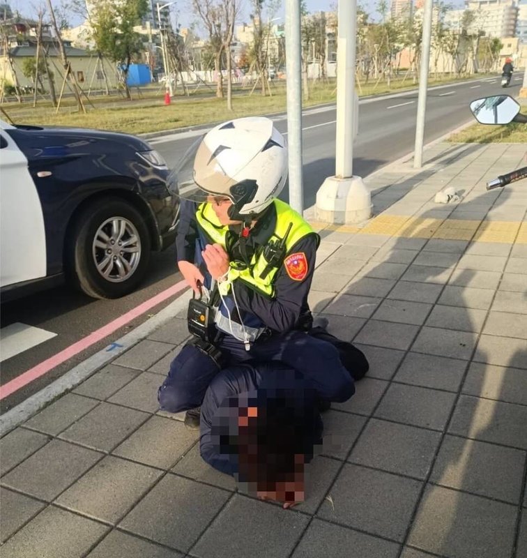 高雄三民第一分局員警13日巡邏發現一名機車騎士未兩段式左轉，上前攔停，但盤查過程中，男子突棄車逃逸，與員警發生扭打，最後男子遭員警強勢壓制、管束，警方之後查證男子為越南籍失聯移工，依妨害公務罪嫌送辦。（高雄市三民一警分局提供）中央社記者洪學廣傳真  114年3月13日