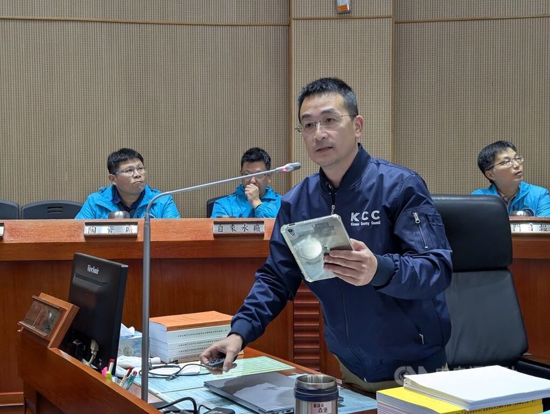 無黨籍金門縣議員董森堡(前)22日將舉辦金門青年政策論壇,蒐集建議帶至教育部青發署舉辦的公民對話活動中提出。圖為董森堡民國113年12月間於議會質詢情形。中央社記者吳玟嶸攝 114年3月14日