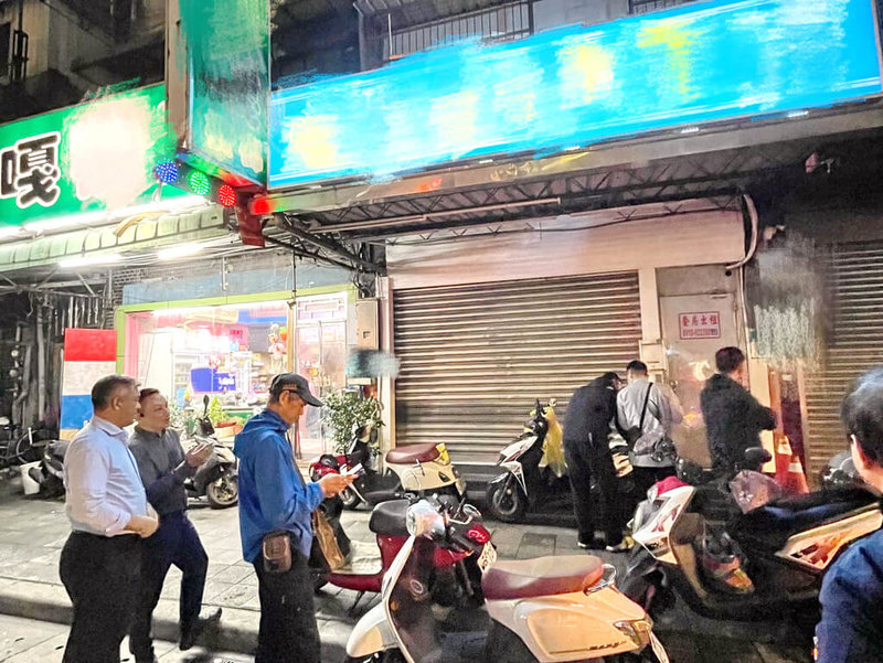 新北市樹林警分局14日表示,某越式洗頭店屢次遭查獲從事性交易,公安聯合稽查小組13日晚間7時許,強制斷水、斷電處分,以遏止色情歪風。(警方提供)中央社記者黃旭昇新北傳真 114年3月14日