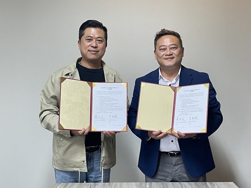 國立台灣史前文化博物館長蔡政良(右)與花蓮縣文化局長吳勁毅(左)14日簽署合作協議,將共同推動台灣考古遺址公共化。(史前館提供)中央社記者盧太城台東傳真 114年3月14日