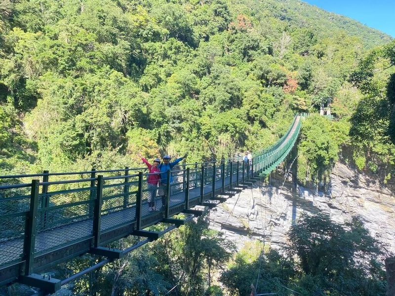 瓦拉米步道是玉山國家公園東部園區熱門景點,玉山國家公園管理處委託在地協會在春、夏、秋季各辦1場遊程體驗,帶領遊客深入探訪步道人文歷史、自然生態、布農文化。圖為瓦拉米步道山風1號吊橋。(玉山國家公園管理處提供)中央社記者蕭博陽南投縣傳真 114年3月14日
