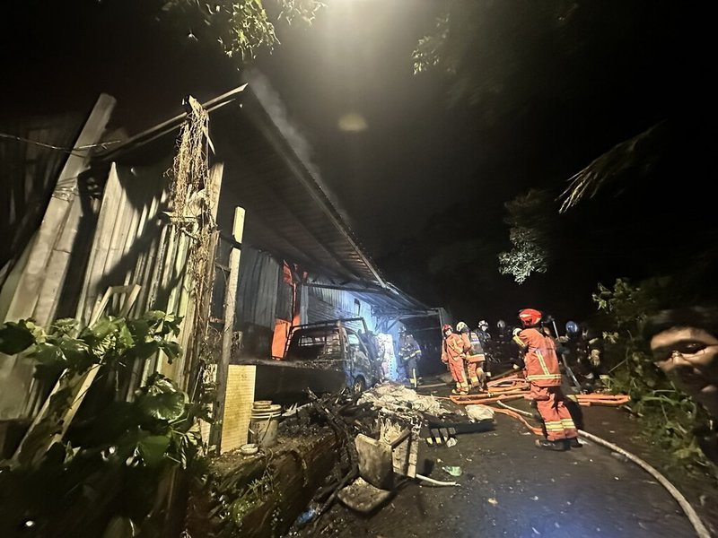 新北市土城區青雲路一家木材工廠14日晚間發生火警,工廠全面燃燒,消防獲報出動人車到場搶救,所幸無人受傷受困。(民眾提供)中央社記者黃旭昇新北市傳真 114年3月14日