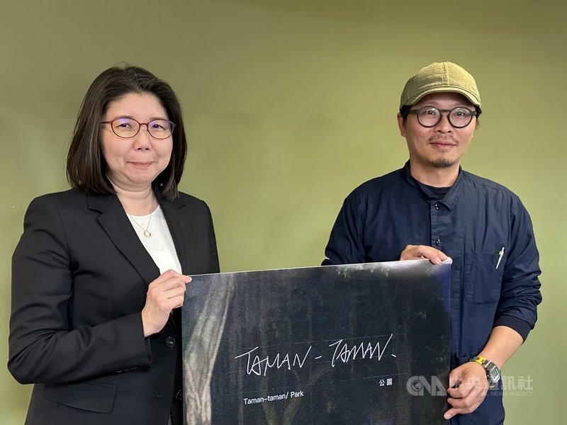 紀錄片導演蘇育賢(右)與紐文中心主任張惠君持「公園」海報合影。中央社記者廖漢原紐約傳真 114年3月14日